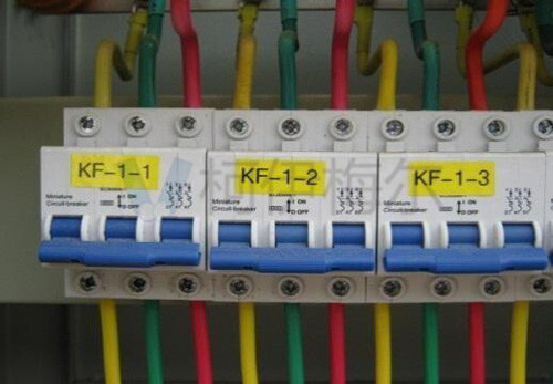 設(shè)置獨(dú)立的空氣開(kāi)關(guān)供電，表識(shí)清晰，接線整齊美觀
