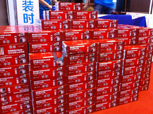 家裝團購會現(xiàn)場，柯伊梅爾給現(xiàn)場參展的消費者準(zhǔn)備的精美禮物